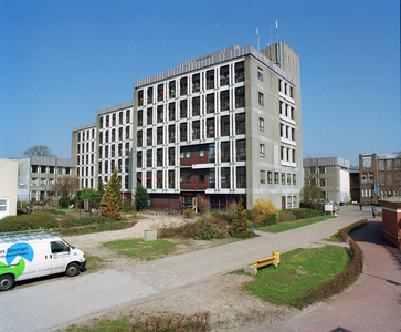 844815 Gezicht op enkele gebouwen op het terrein van het Psychiatrisch Ziekenhuis Willem Arntsz Huis (Lange Nieuwstraat ...